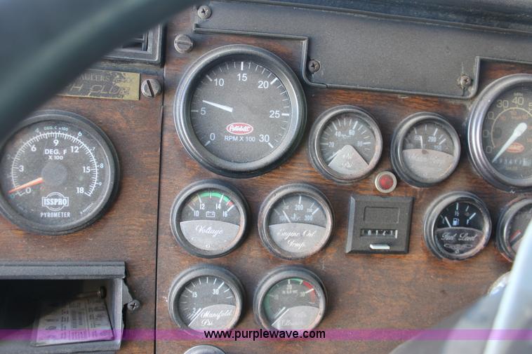 image for item E4258 1994 Peterbilt 379 semi truck