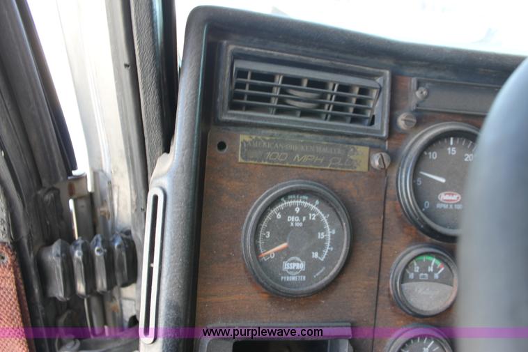 image for item E4258 1994 Peterbilt 379 semi truck