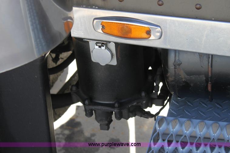 image for item E4258 1994 Peterbilt 379 semi truck