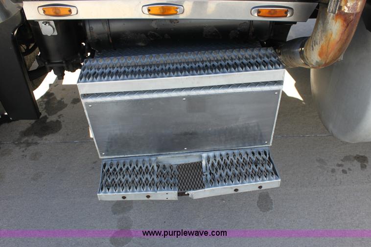 image for item E4258 1994 Peterbilt 379 semi truck