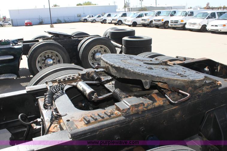 image for item E4258 1994 Peterbilt 379 semi truck