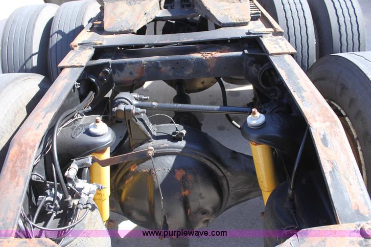 image for item E4258 1994 Peterbilt 379 semi truck