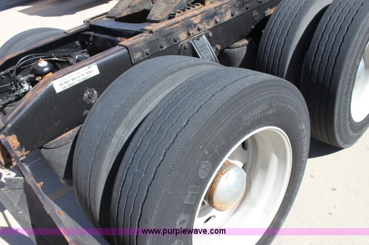 image for item E4258 1994 Peterbilt 379 semi truck