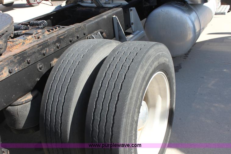 image for item E4258 1994 Peterbilt 379 semi truck