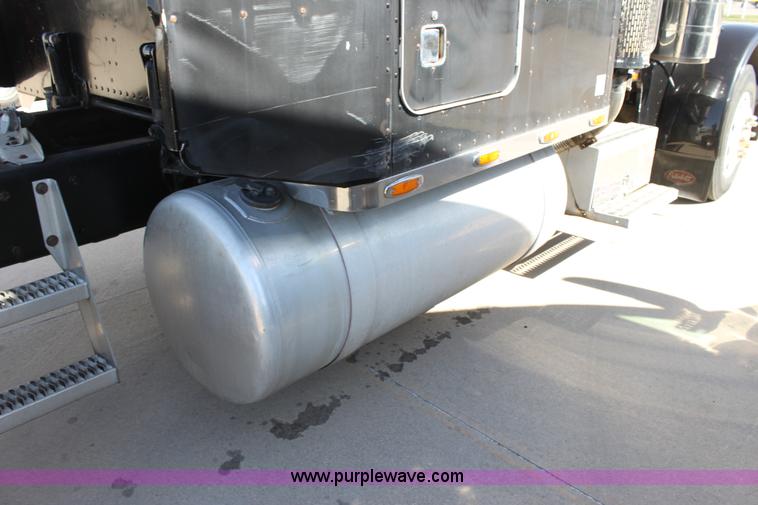 image for item E4258 1994 Peterbilt 379 semi truck