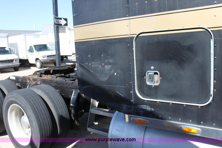 image for item E4258 1994 Peterbilt 379 semi truck