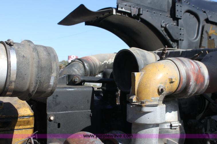 image for item E4258 1994 Peterbilt 379 semi truck