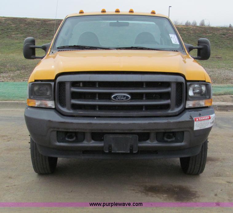 image for item E5845 2004 Ford F550 XL pickup truck cab and chassis