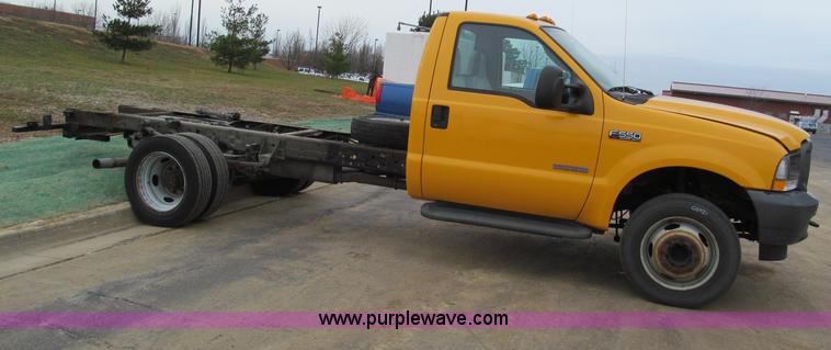 image for item E5845 2004 Ford F550 XL pickup truck cab and chassis