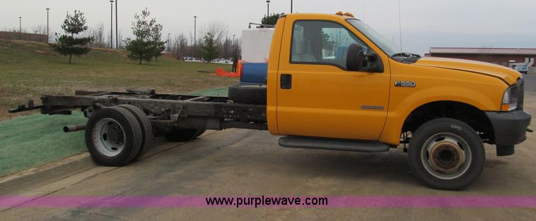 image for item E5845 2004 Ford F550 XL pickup truck cab and chassis