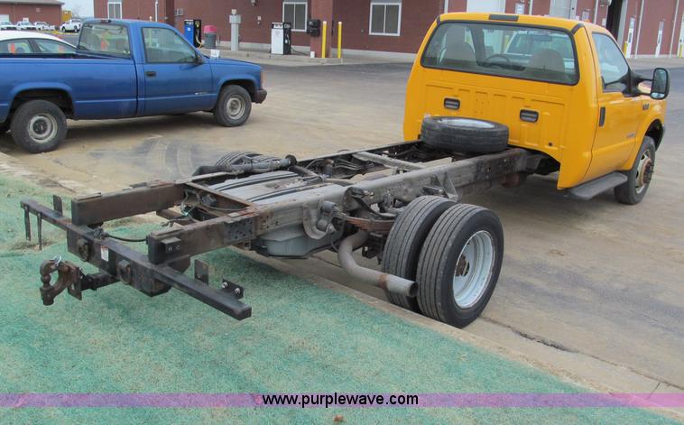 image for item E5845 2004 Ford F550 XL pickup truck cab and chassis