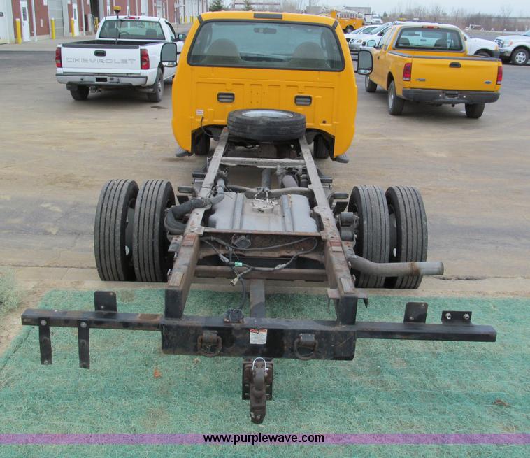 image for item E5845 2004 Ford F550 XL pickup truck cab and chassis