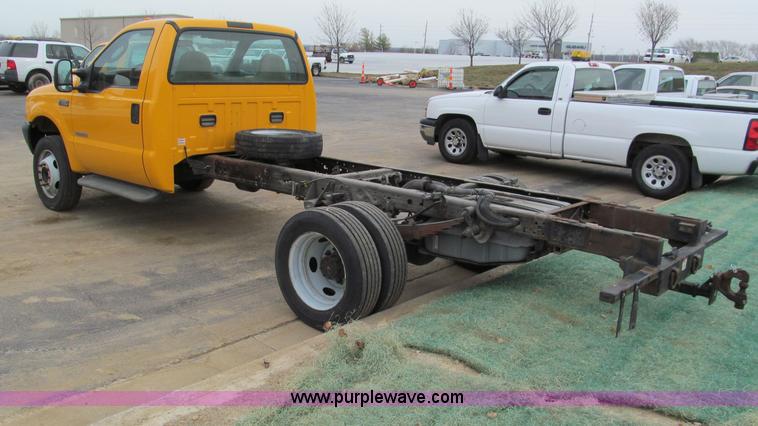 image for item E5845 2004 Ford F550 XL pickup truck cab and chassis