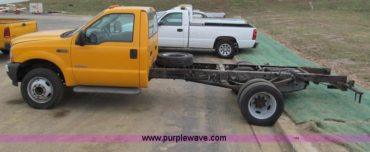 image for item E5845 2004 Ford F550 XL pickup truck cab and chassis