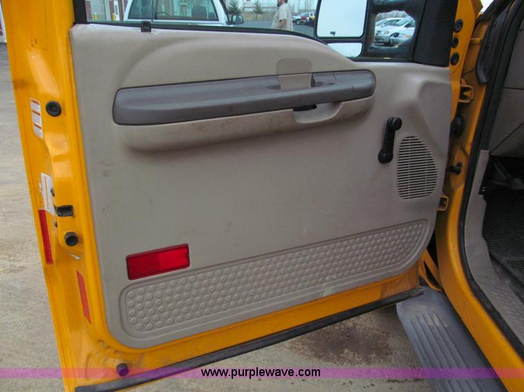 image for item E5845 2004 Ford F550 XL pickup truck cab and chassis