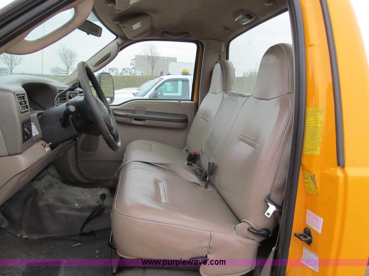 image for item E5845 2004 Ford F550 XL pickup truck cab and chassis