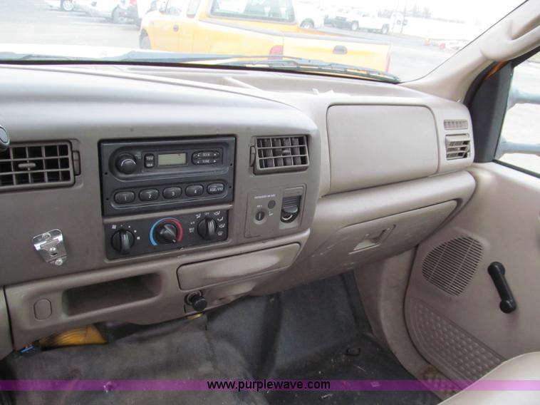 image for item E5845 2004 Ford F550 XL pickup truck cab and chassis