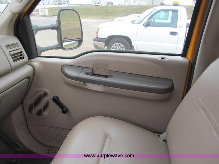 image for item E5845 2004 Ford F550 XL pickup truck cab and chassis