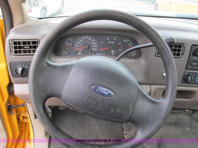 image for item E5845 2004 Ford F550 XL pickup truck cab and chassis