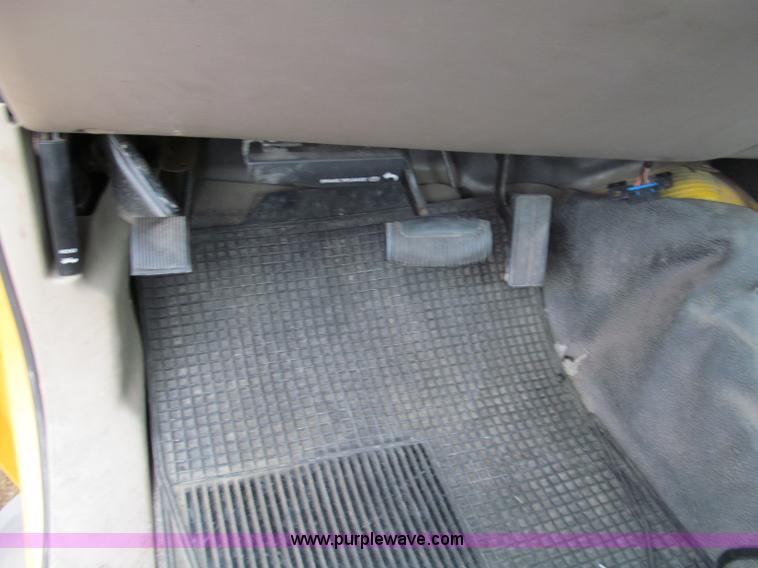 image for item E5845 2004 Ford F550 XL pickup truck cab and chassis