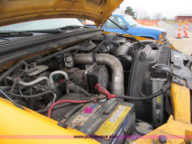 image for item E5845 2004 Ford F550 XL pickup truck cab and chassis