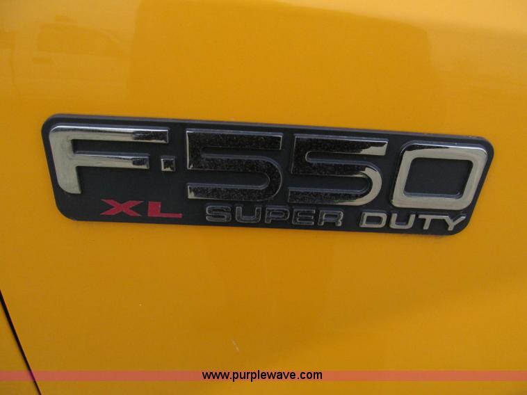 image for item E5845 2004 Ford F550 XL pickup truck cab and chassis