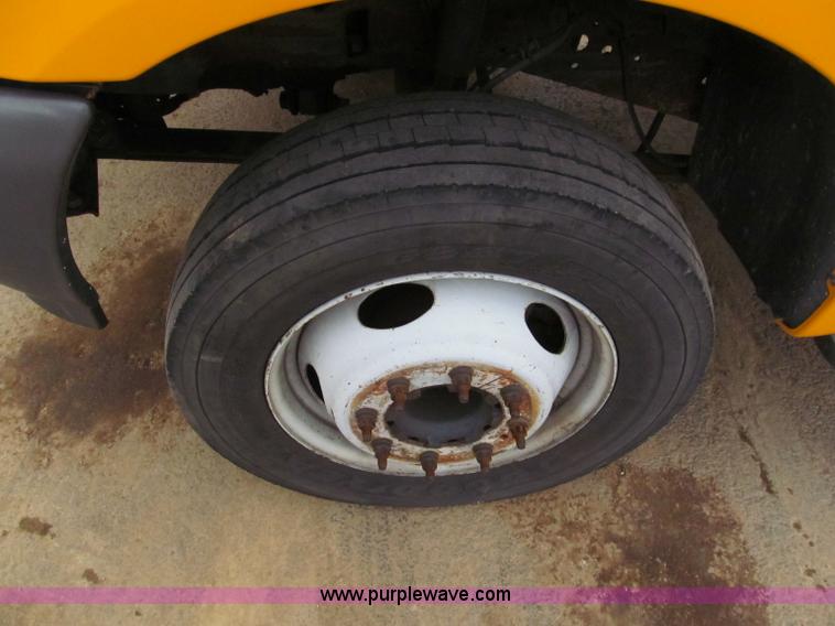 image for item E5845 2004 Ford F550 XL pickup truck cab and chassis