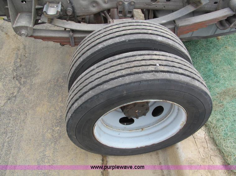 image for item E5845 2004 Ford F550 XL pickup truck cab and chassis