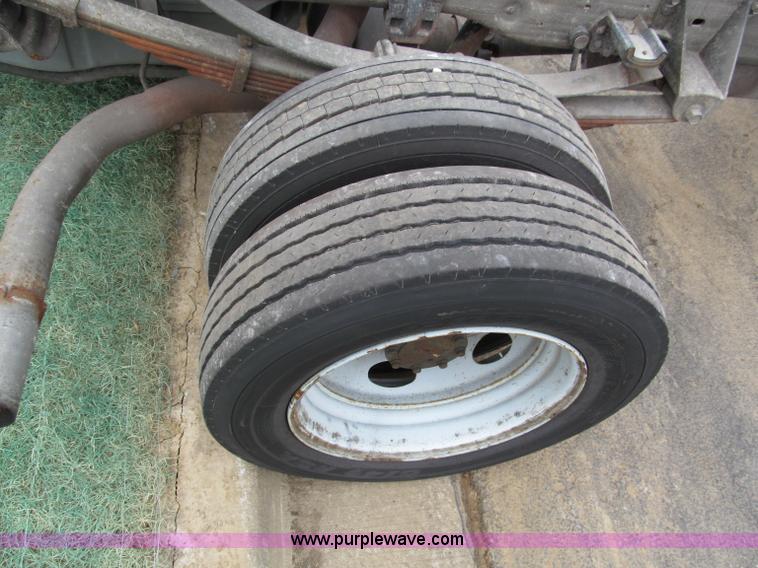 image for item E5845 2004 Ford F550 XL pickup truck cab and chassis