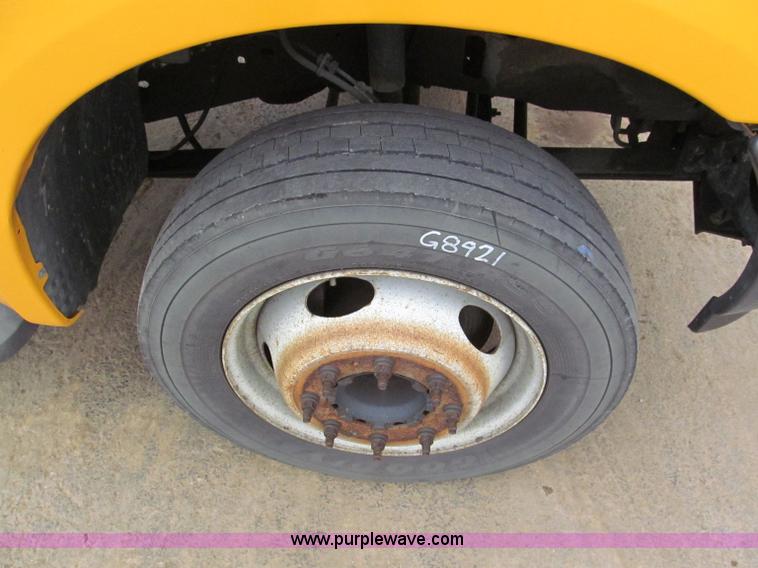 image for item E5845 2004 Ford F550 XL pickup truck cab and chassis