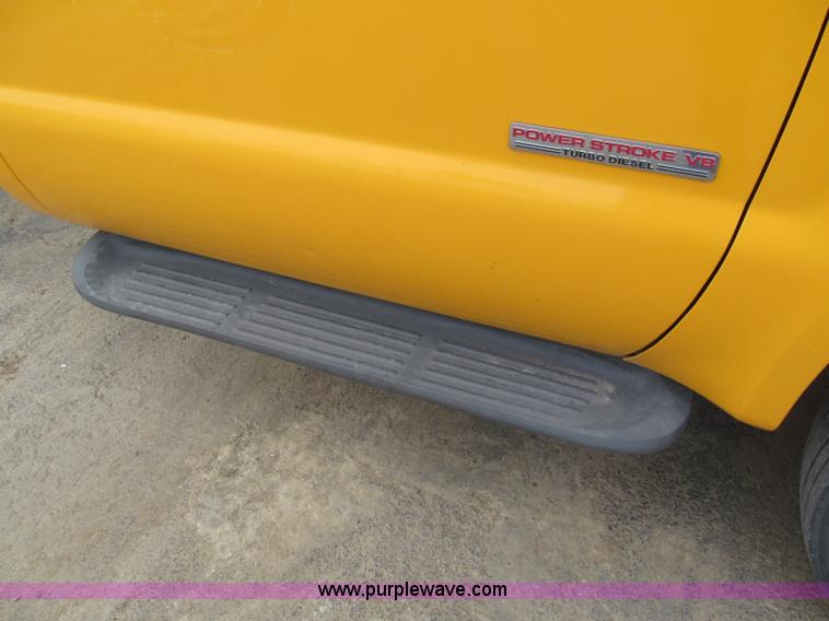 image for item E5845 2004 Ford F550 XL pickup truck cab and chassis