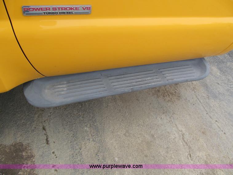 image for item E5845 2004 Ford F550 XL pickup truck cab and chassis