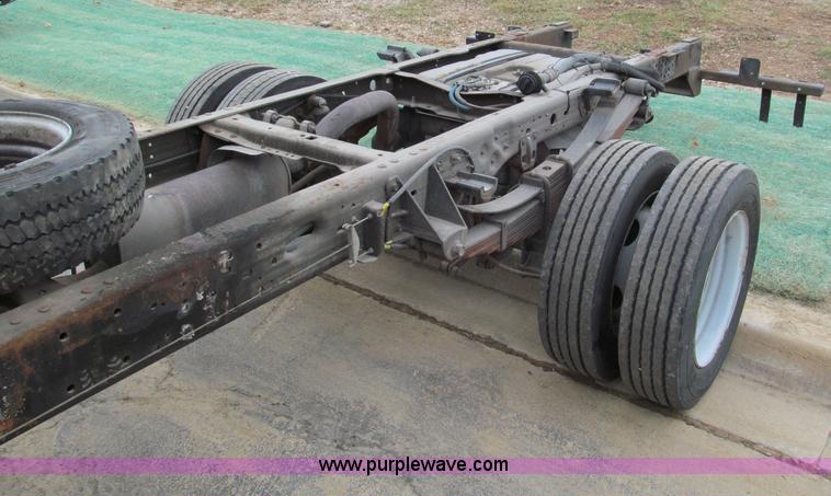 image for item E5845 2004 Ford F550 XL pickup truck cab and chassis