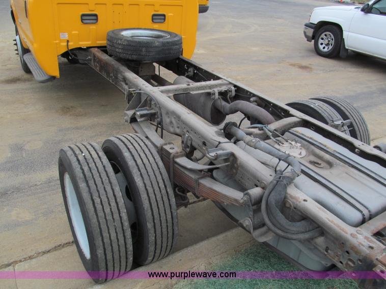 image for item E5845 2004 Ford F550 XL pickup truck cab and chassis