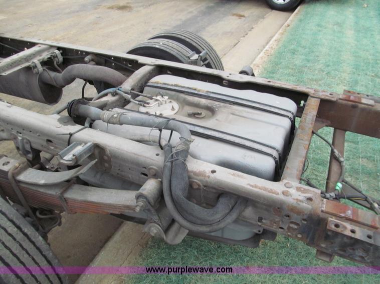 image for item E5845 2004 Ford F550 XL pickup truck cab and chassis