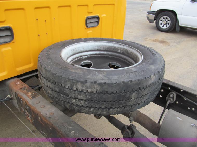 image for item E5845 2004 Ford F550 XL pickup truck cab and chassis