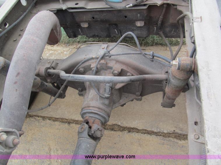 image for item E5845 2004 Ford F550 XL pickup truck cab and chassis