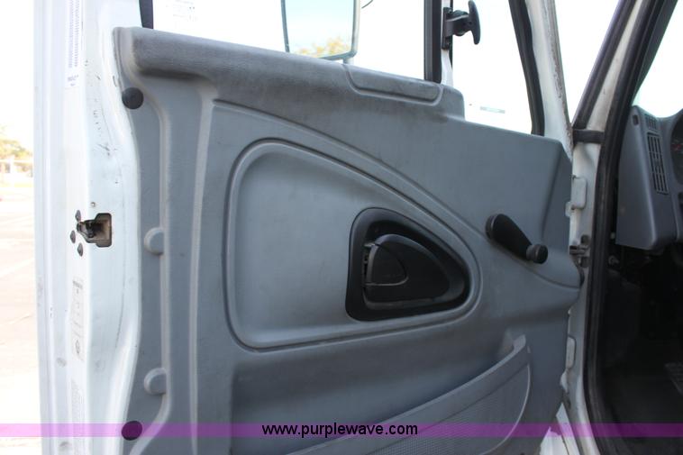 image for item E8120 2005 International DuraStar 4300 box truck