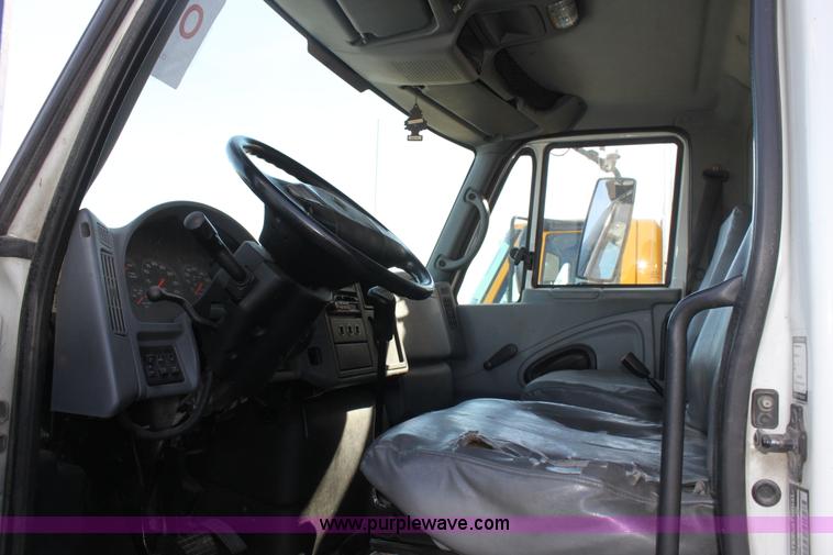 image for item E8120 2005 International DuraStar 4300 box truck