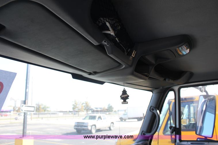 image for item E8120 2005 International DuraStar 4300 box truck