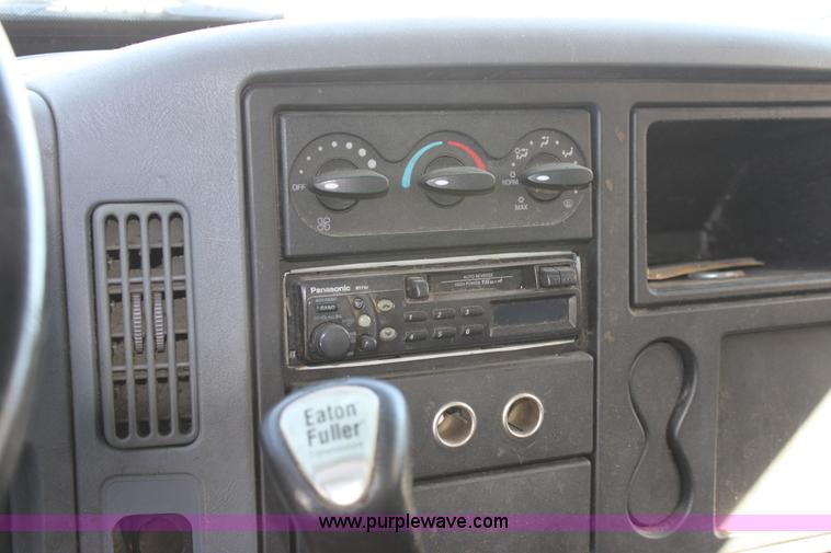 image for item E8120 2005 International DuraStar 4300 box truck