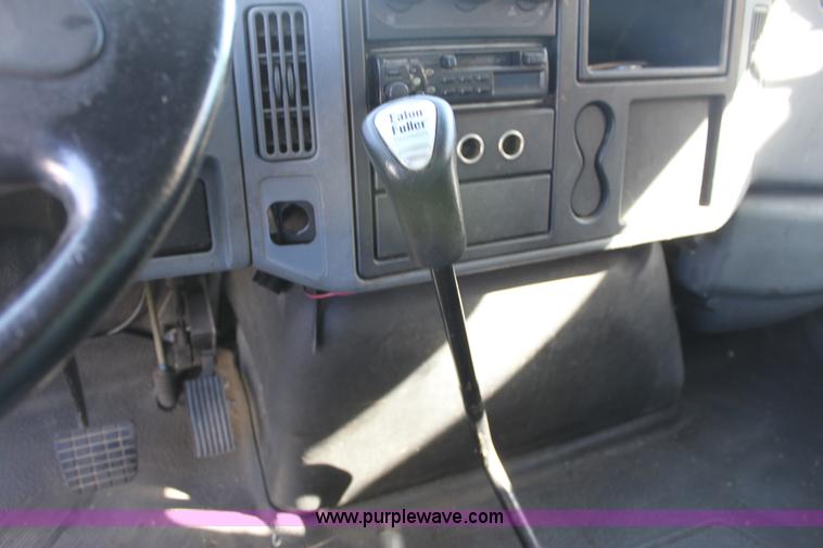 image for item E8120 2005 International DuraStar 4300 box truck