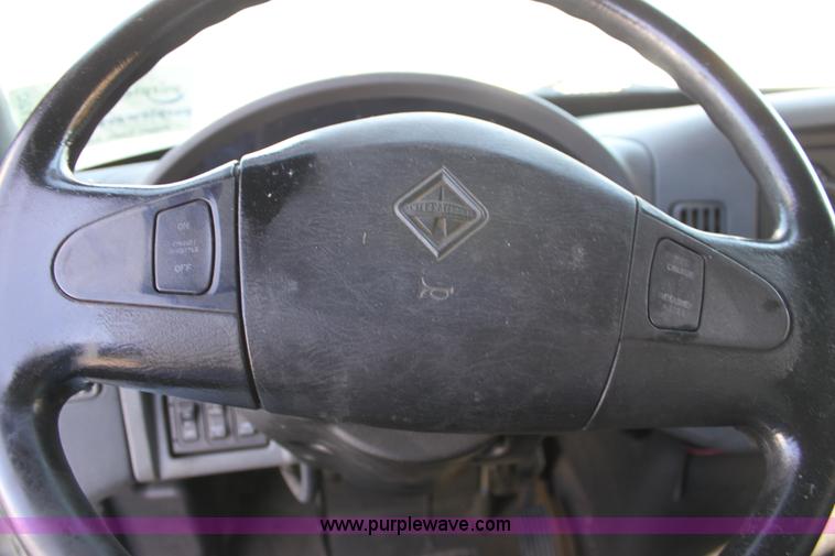 image for item E8120 2005 International DuraStar 4300 box truck