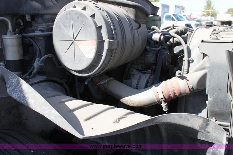 image for item E8120 2005 International DuraStar 4300 box truck