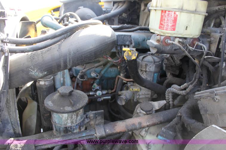 image for item E8120 2005 International DuraStar 4300 box truck