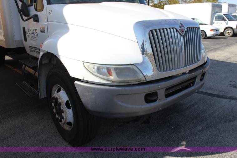 image for item E8120 2005 International DuraStar 4300 box truck