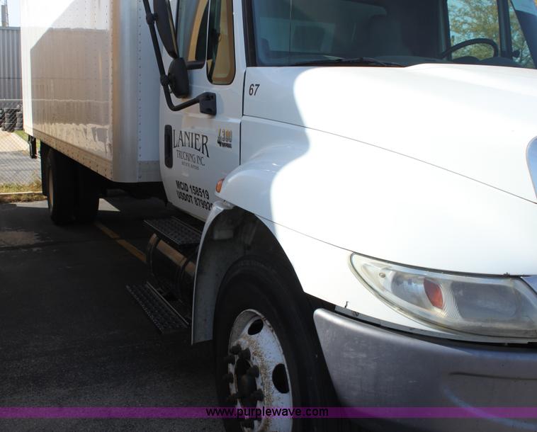 image for item E8120 2005 International DuraStar 4300 box truck