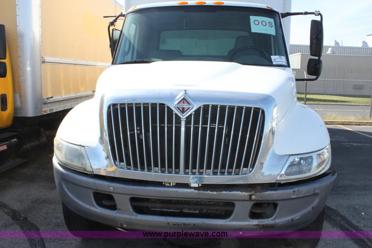 image for item E8120 2005 International DuraStar 4300 box truck