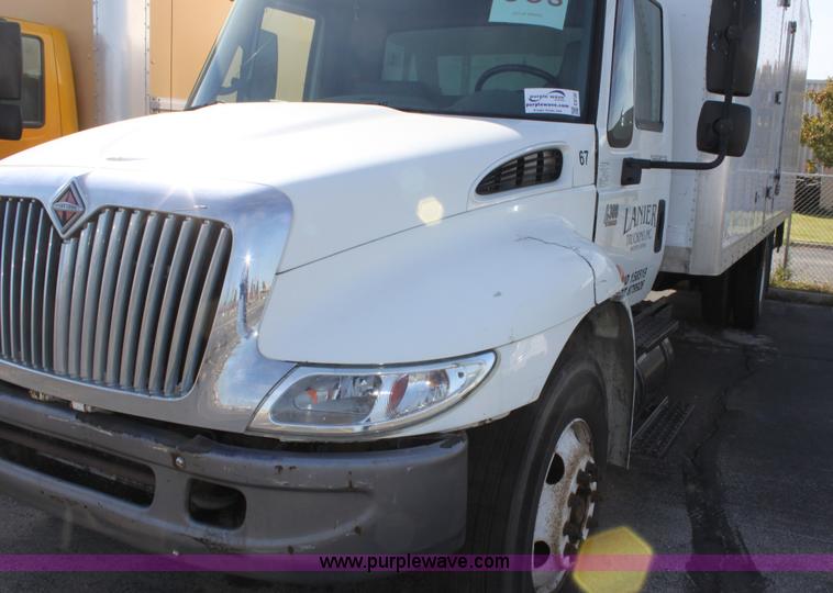 image for item E8120 2005 International DuraStar 4300 box truck