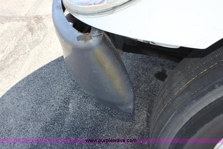 image for item E8120 2005 International DuraStar 4300 box truck